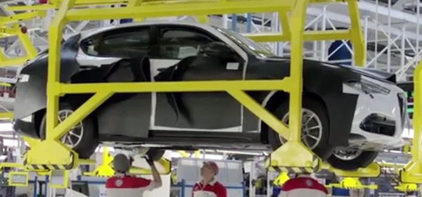 Серийную версию кроссовера Alfa Romeo Stelvio случайно засняли на заводе